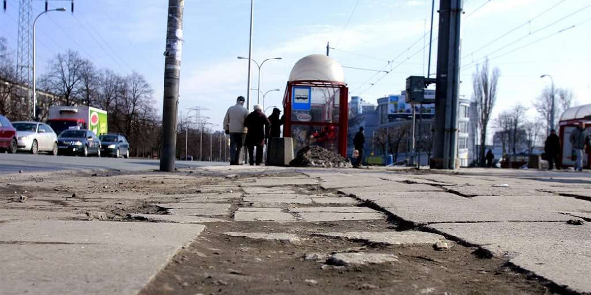 DZIURAWE CHODNIKI , DZIURY W CHODNIKACH