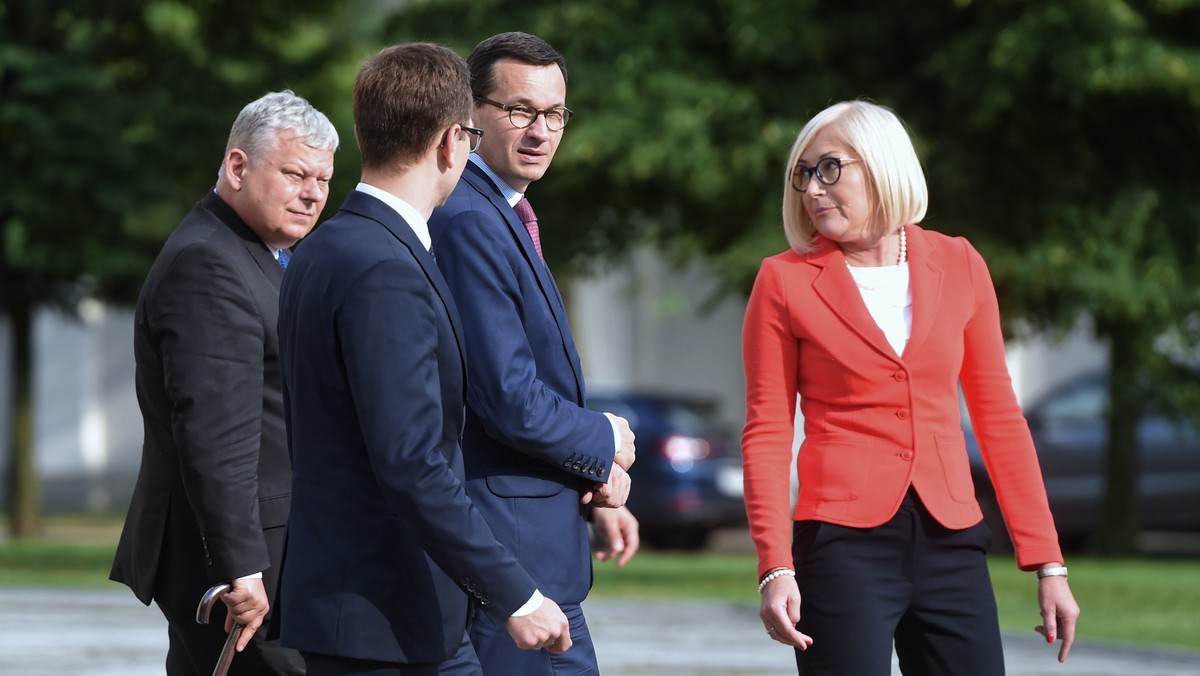 Mateusz Morawiecki odwiedził dzisiaj Łódź. W trakcie wizyty premier złożył wieńce przy Pomniku Ofiar Komunizmu oraz pomniku upamiętniającym ofiary katastrofy smoleńskiej.