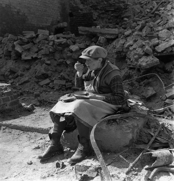Starsza kobieta na ruinach Berlina (1946 r.)