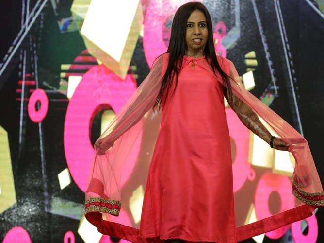 Ofiary ataków kwasem w roli modelek