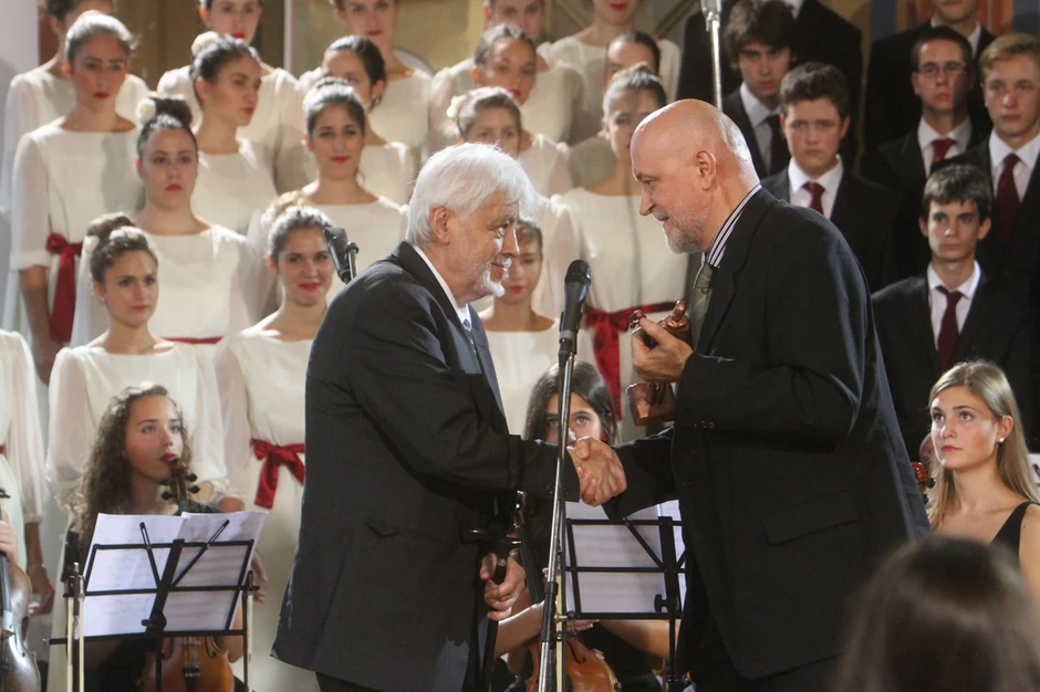 Direktor Brankovog kola Nenad Grujičić uručuje Milovanu Vitezoviću Brankovu statuetu