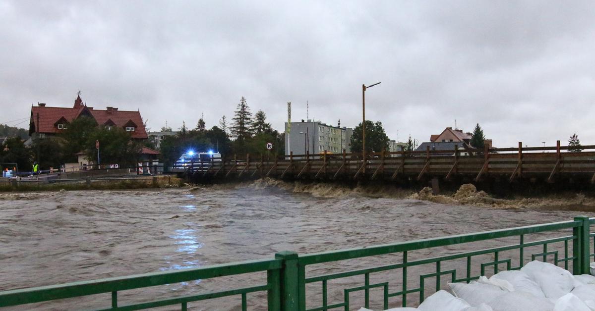  Most tymczasowy i centrum miasta pod wodą. Burmistrz Głuchołaz wzywa do ewakuacji