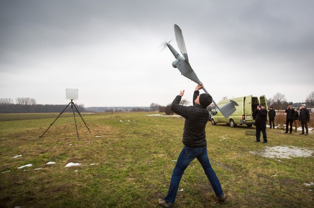 Ruda Śląska, początek stycznia. Dron testowany przez PKP Cargo zarejestrował złodziei ładujących do samochodu węgiel usypany z pociągu. Na nagraniu widać sprawców i numer rejestracyjny auta. Spółka złożyła zawiadomienie na policję, dostarczając materiał dowodowy. A takich spraw jest już znacznie więcej. - Straty ponoszone z powodu kradzieży liczymy w milionach złotych. Ale drony powinny nam pomóc zepchnąć złodziei z torów - mówi Maciej Borecki, dyr. biura bezpieczeństwa w PKP Cargo. Na zdj. Testy PKPO Cargo