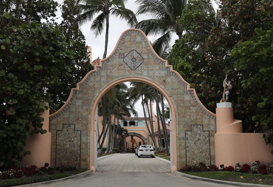 Brama wjazdowa na teren Mar-a-Lago w Palm Beach. To rezydencja Donalda Trumpa, a także kompleks hotelowy i klub golfowy