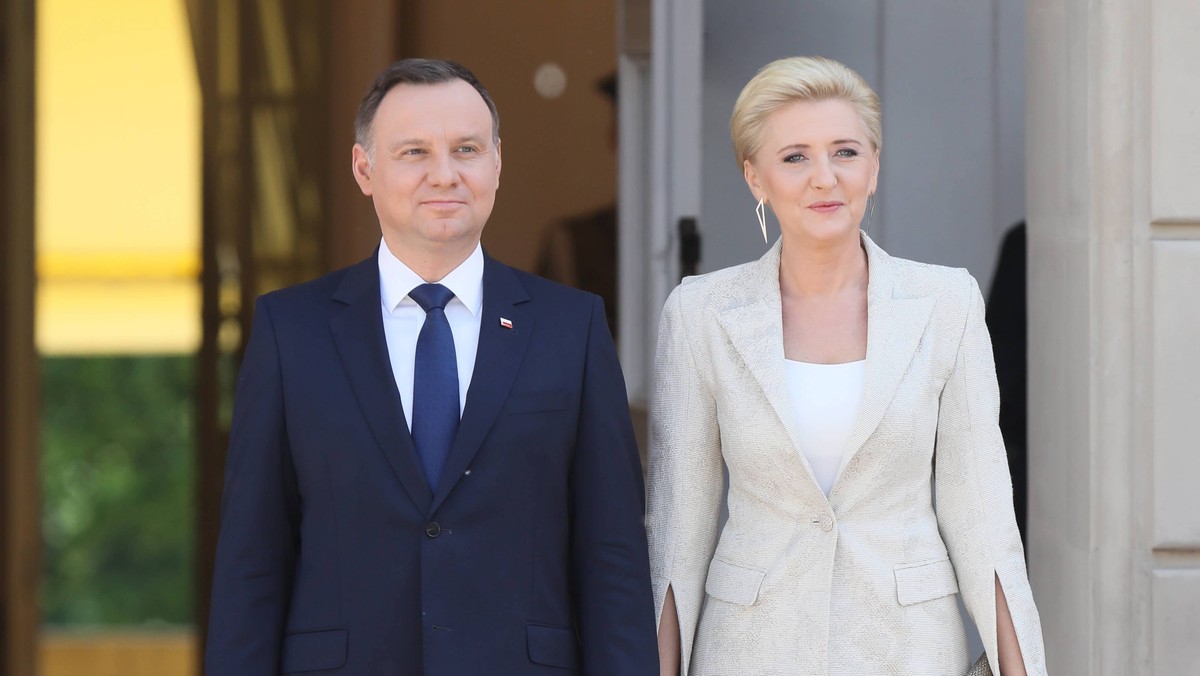 Prezydent Andrzej Duda wraz z małżonką Agatą Kornhauser-Duda przelecieli wczoraj wieczorem lokalnego czasu do Nowego Jorku. Podczas wizyty, która potrwa do niedzieli, prezydent m.in. weźmie udział w debacie w Radzie Bezpieczeństwa ONZ oraz spotka się też z Polonią w Chicago.