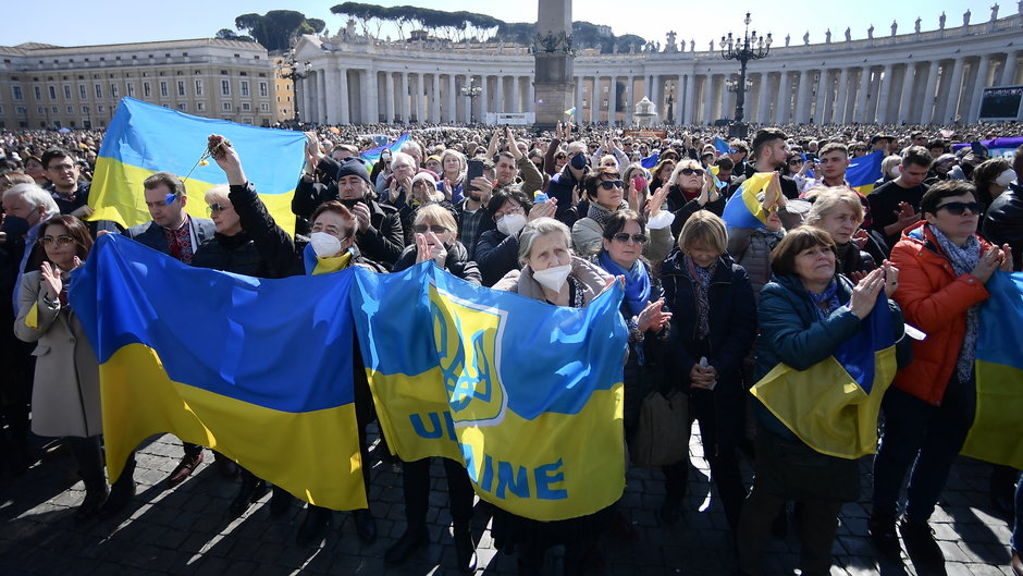 Wierni z Ukrainy na placu Św. Piotra w Watykanie, 06 marca 2022 r.