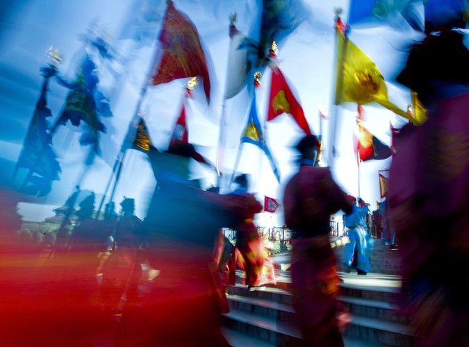 Aktorzy przebrani w tradycyjne kostiumy z czasów cesarstwa biorą udział w uroczystościach w Świątyni Ziemi w Pekinie