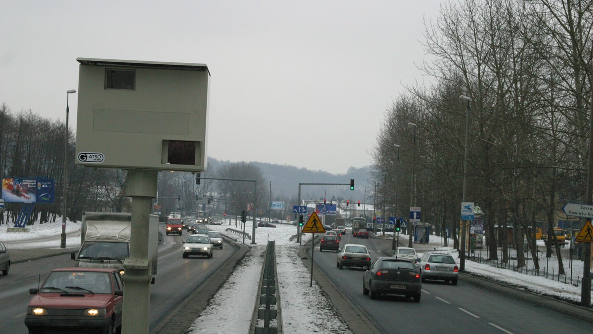 Perfidia? Mało powiedziane! Na krótkim odcinku drogi inspektorzy od radarów ustawili aż trzy takiego urządzenia, dwa - w zamaskowanych radiowozach. Po to żeby ktoś zwolnił? Nic z tych rzeczy! Inspektorzy robią tylko zdjęcia z ukrycia i nie zatrzymują żadnego pirata. To nie troska o bezpieczeństwo, tylko wyciąganie od kierowców pieniędzy. Ujawniamy, jak działa łapanka organizowana przez radarową inspekcję