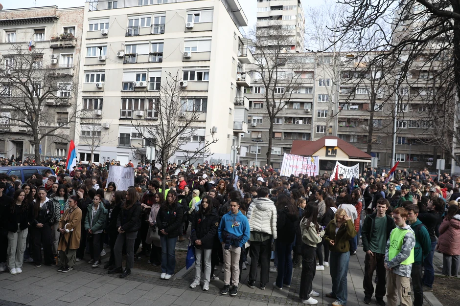 Protest đaka, nastavnika i roditelja ispred Gimnazije