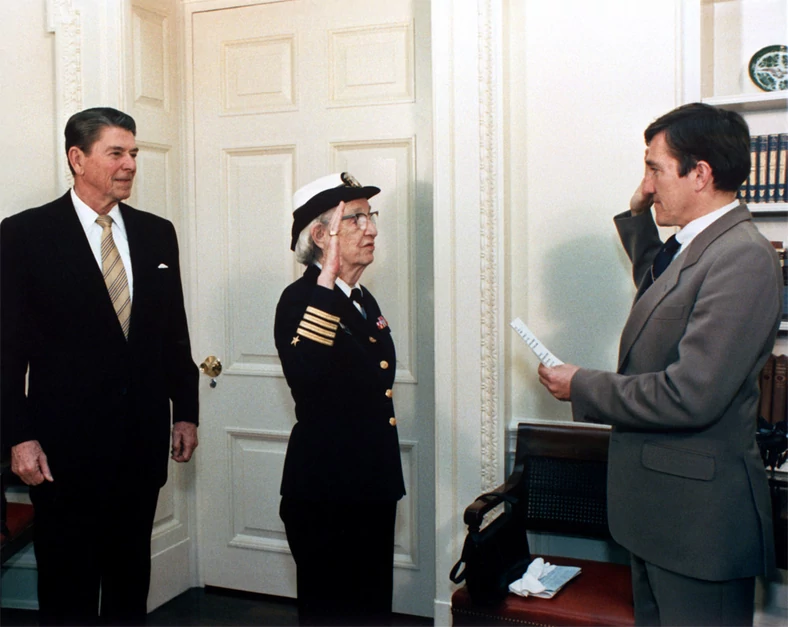Grace Hopper przyjmuje awans na komandora Marynarki Stanów Zjednoczonych