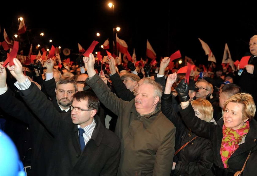 Manifestacja PiS. To tłumy, czy garstka? Była czerwień dla...