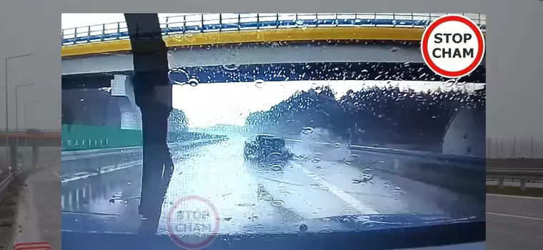 Kierowca Mercedesa tego się nie spodziewał. Auto nadaje się na złom [Wideo]