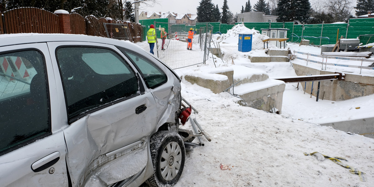 Dramatyczny wypadek w Warszawie. Auta wpadły do budowanego metra