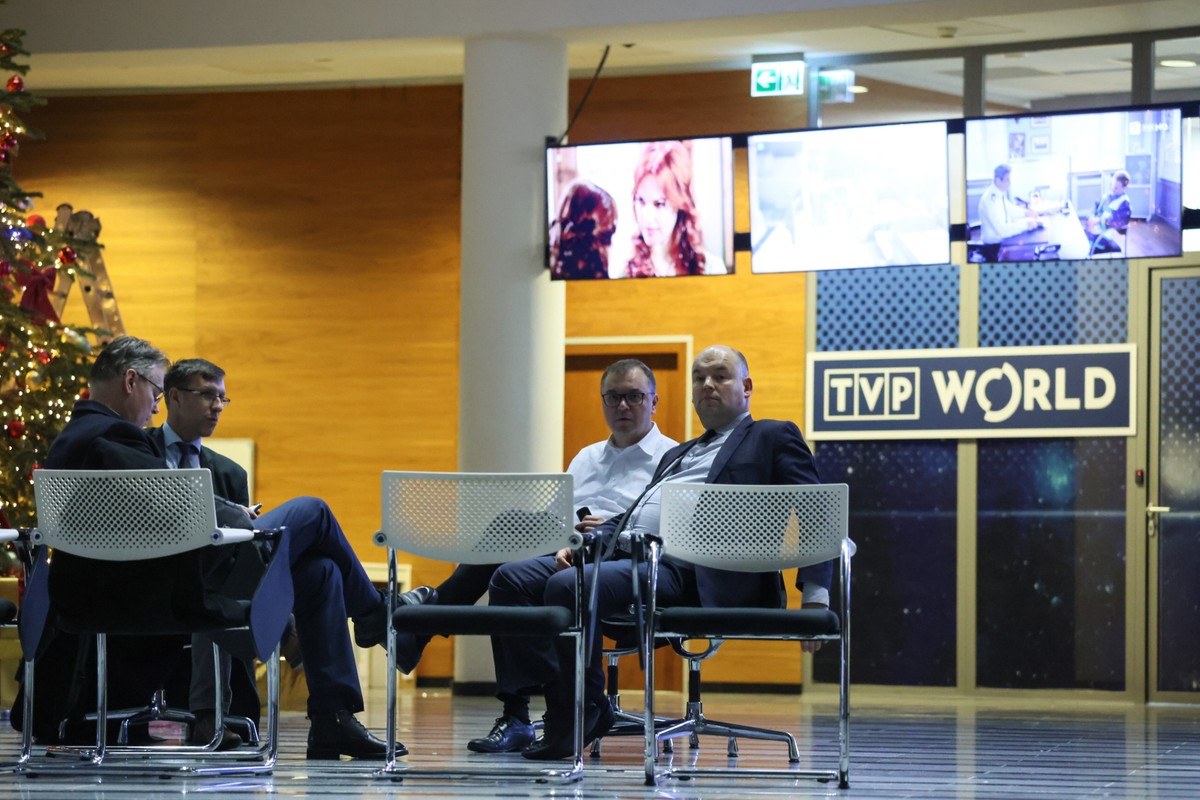 Posłowie PiS Marcin Grabowski i Arkadiusz Mularczyk w budynku TVP przy ulicy Woronicza w Warszawie