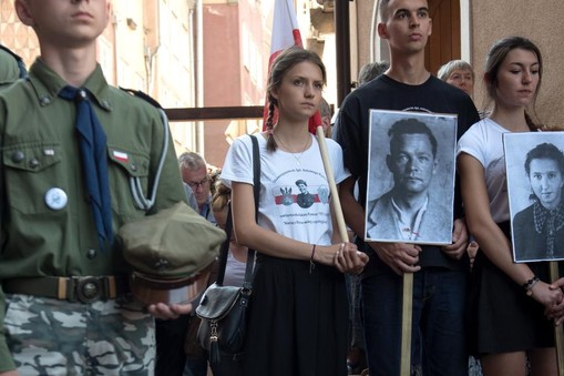 uczestnicy uroczystości zgromadzeni przed Bazylika Mariacką