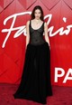 A  2023-as Fashion Awards-ra élete egyik legmerészebb szettjében, egy felül szinte teljesen áttetsző meztelenruhában érkezett.
