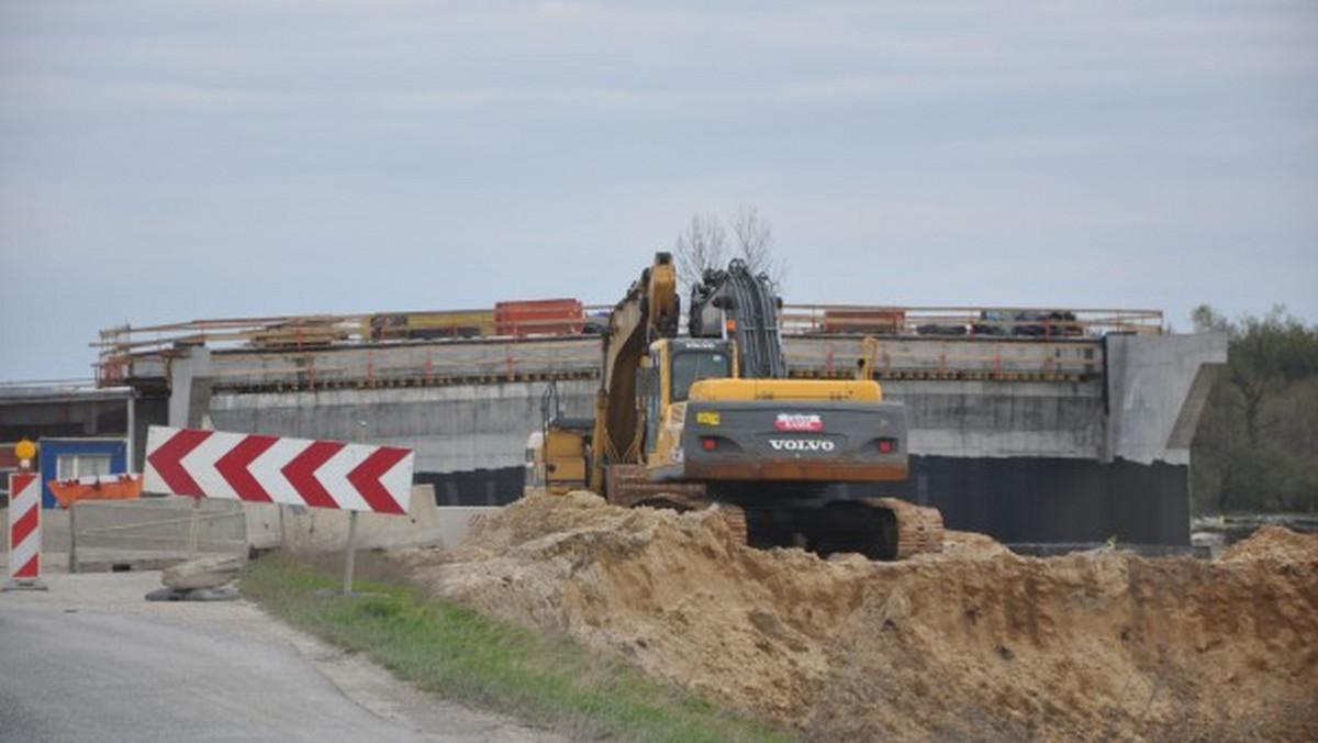 Jutro rozpocznie się drugi w tym roku remont drogi krajowej nr 74 w województwie świętokrzyskim. Tym razem chodzi o liczący ponad 13 kilometrów fragment tej trasy od Piórkowa do Jałowęsów. Prace na tym odcinku potrwają do końca lipca i pochłoną blisko 7,5 mln zł.