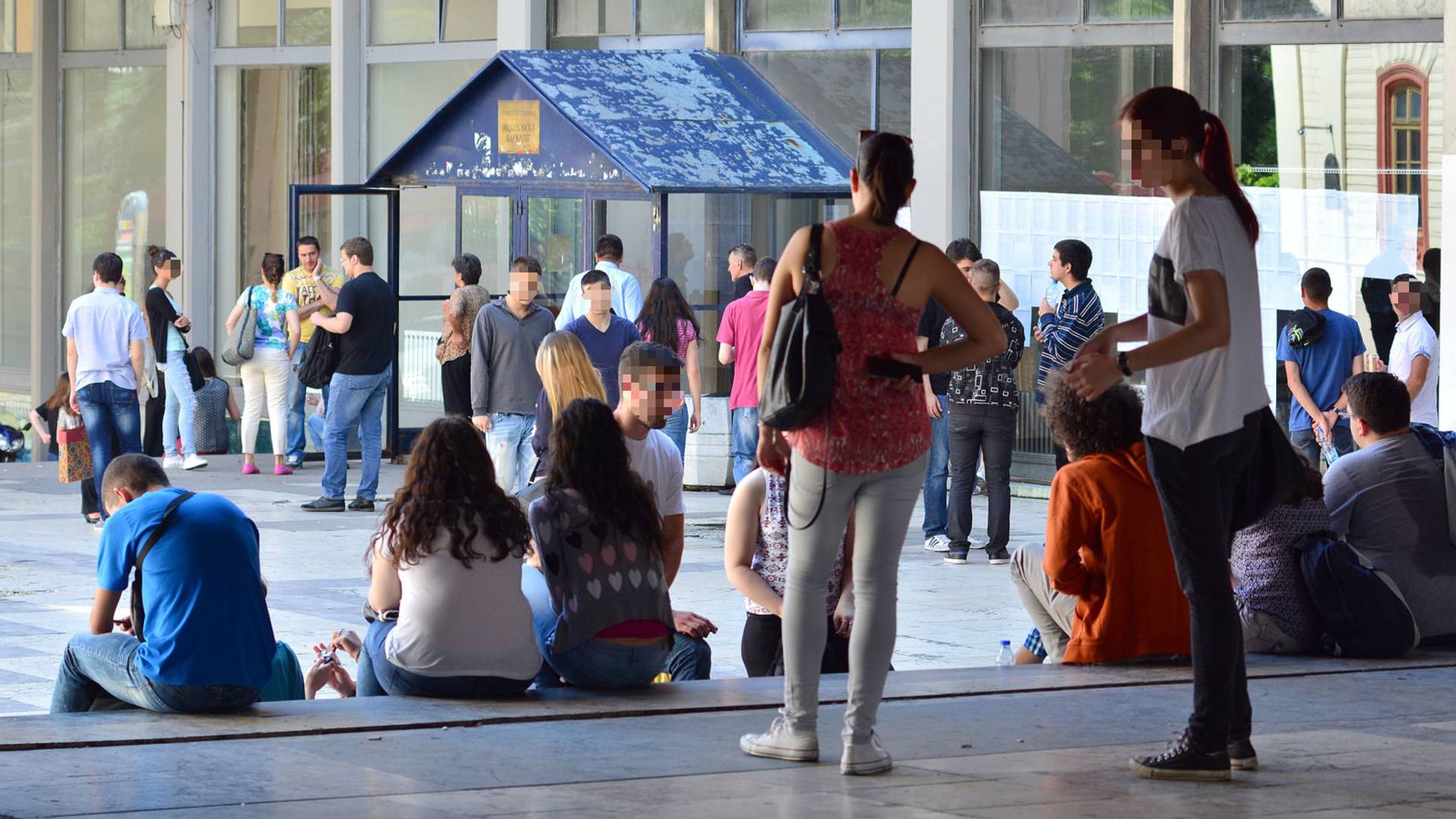 Država razmatra o uvođenju dodatnog roka za vakcinisane studente, dekani podržavaju - a mladi se prave da ne čuju