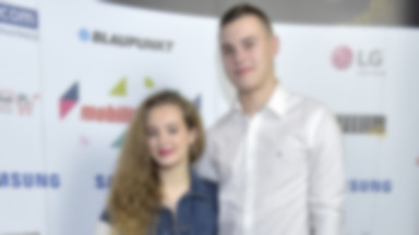 Adam Zdrójkowski i Wiktoria Gąsiewska całują się na studniówce! Co za kreacja aktorki!