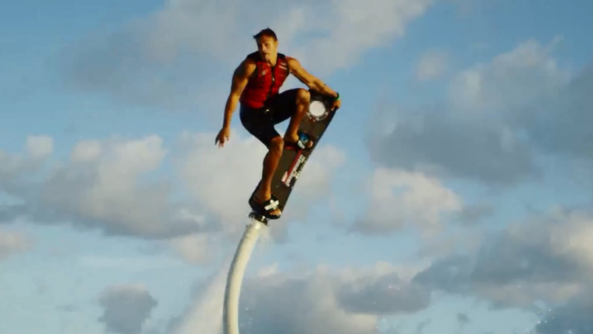 Pamiętacie deskolotki z filmu "Powrót do przyszłości"? Hoverboard to urzeczywistnienie tego pomysłu nad wodą. Koniecznie musicie obejrzeć jej możliwości w akcji! To ma być hit wakacyjnych kurortów.