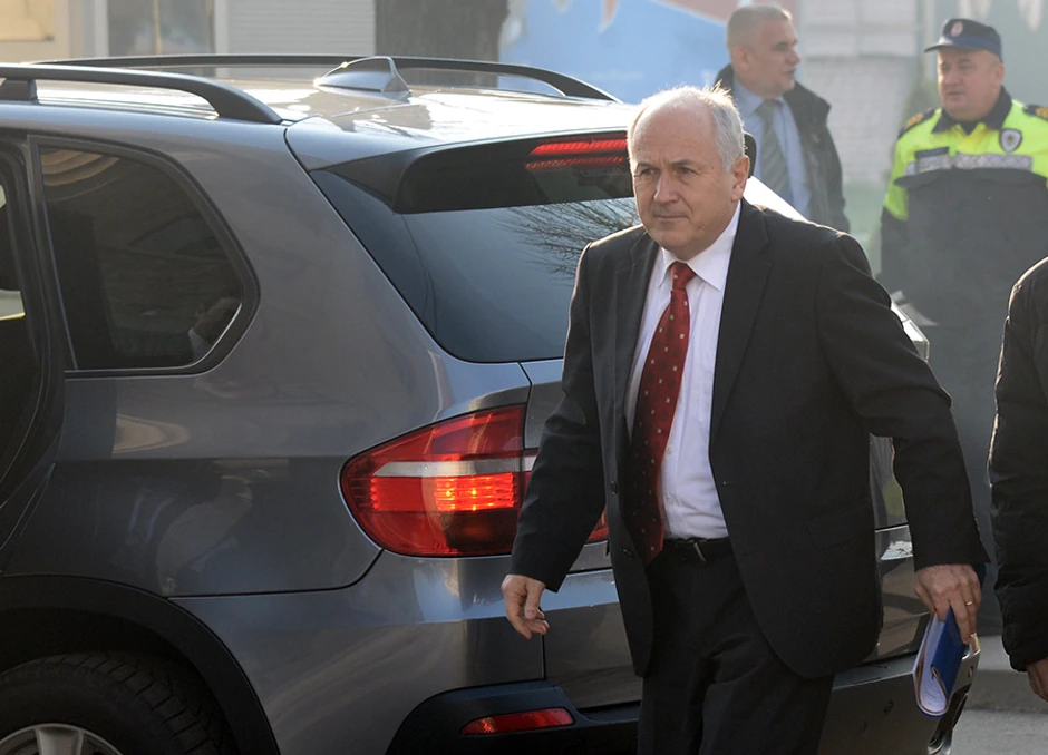 Incko postavlja zahteve srpskom narodu optužujući da nose kolektivnu odgovornost za zločine tokom odbrambeno - otadžbinskog rata u BiH. 