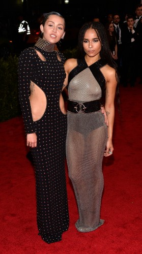 Miley Cyrus i Zoe Kravitz na Met Ball 2015