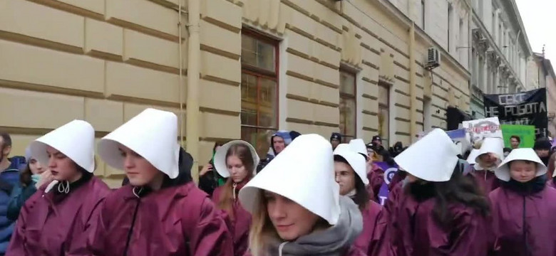 Demonstracja feministek we Lwowie. Aktywistki ubrane jak z "Opowieści podręcznej" [WIDEO]