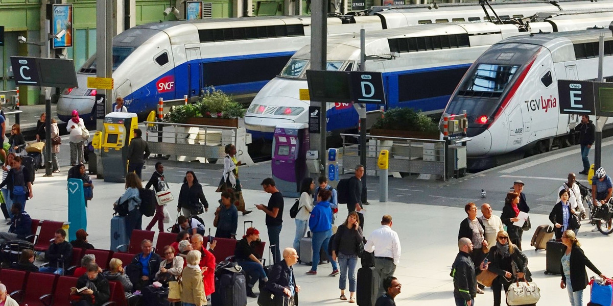 Autorzy raportu twierdzą, że podróż pociągiem z Londynu i Brukseli do Paryża jest korzystniejsza niż pokonanie tych tras samolotem
