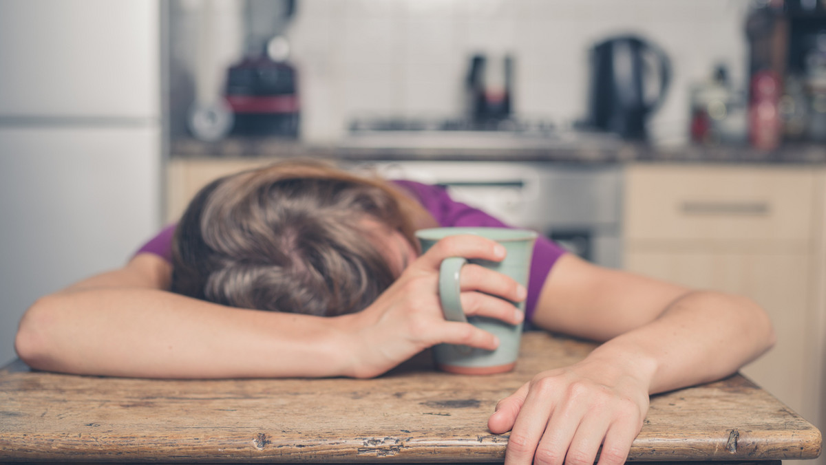 Masz problemy ze zaśnięciem, a może niezależnie od tego, ile godzin śpisz, budzisz się zawsze zmęczona i niewyspana? Dowiedz się, jakich rzeczy nie należy robić przed snem. Przede wszystkim unikaj produktów zawierających cukier na minimum trzy godziny przed pójściem spać. Nie pij również kawy ani zielonej herbaty. Więcej dowiesz się z naszej infografiki.