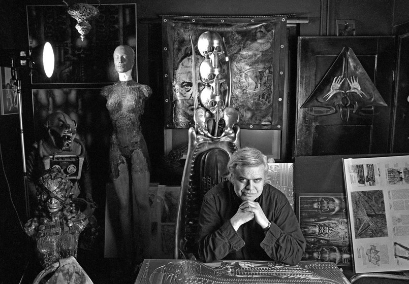 Szwajcarski malarz i rzeźbiarz surrealista przez długie lata związany ze światem filmu i muzyki. Za projekt do filmu "Obcy – ósmy pasażer Nostromo" z 1979 roku otrzymał Oscara. H.R. Giger pracował również przy innych filmach z serii "Obcy", a także przy ostatnim dziele Ridleya Scotta, "Prometeusz"
