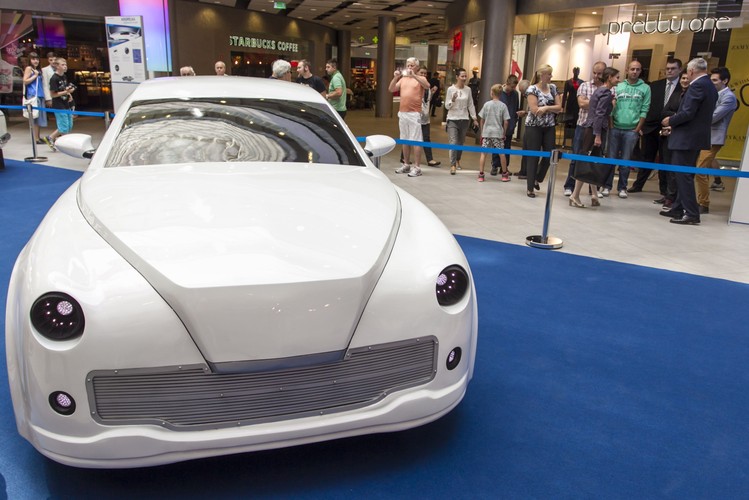 Pod maską kryje się 5-litrowy silnik V10 o mocy 607 KM. New Warsaw wyposażony będzie w napęd na tylną oś i 7-stopniową, półautomatyczną skrzynię biegów. <br><br> fot. (mr) PAP/Aleksander Koźmiński