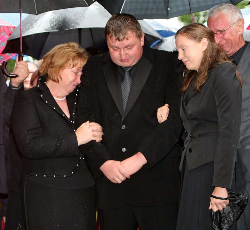 Ból żony Leppera, łzy rodziny. Zdjęcia z pogrzebu lidera Samoobrony