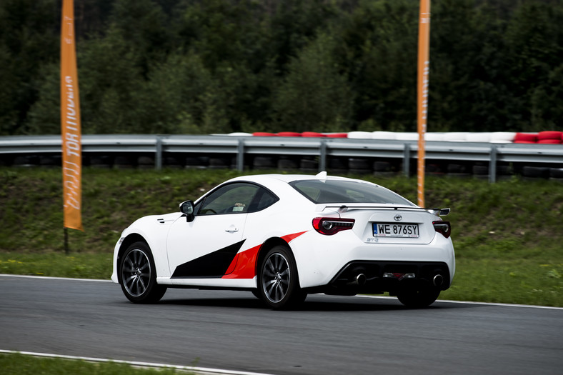 Toyota GT86 vs Renault Megane RS