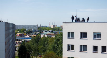 Po śmierci pani Jadwigi Krystian stał na krawędzi wieżowca niemal dobę. Sąsiedzi opowiadają nam straszne historie o tej rodzinie