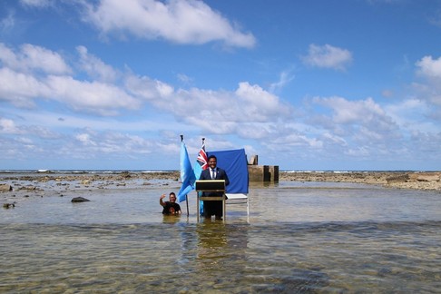 Wystąpienie Simona Kofe, ministra Tuvalu, transmitowane na szczycie COP26 z atolu Funafuti na Oceanie Spokojnym, listopad 2021 r.