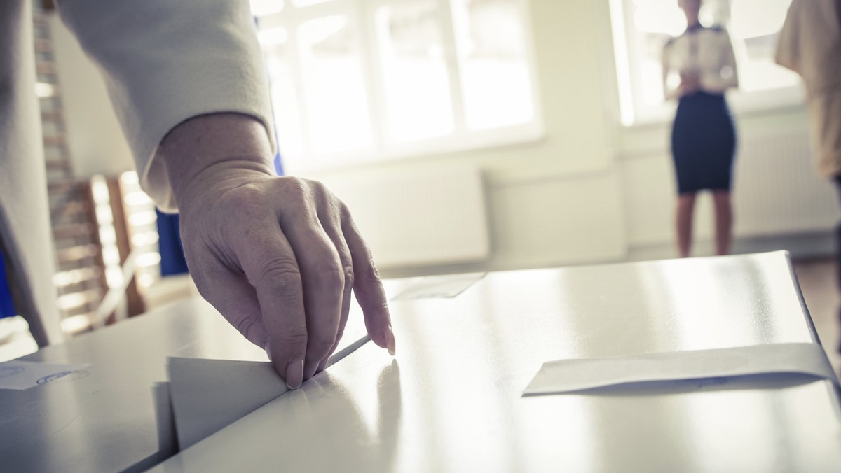 Na finiszu kampanii prezydenckiej Instytut Badań Rynkowych i Społecznych (IBRiS) opublikował na zlecenie Radia ZET ostatni sondaż przed ciszą wyborczą. Według badania Bronisław Komorowski uzyskał 39 proc. poparcia. Na drugiej pozycji znalazł się Andrzej Duda z wynikiem 31 proc. poparcia. Paweł Kukiz osiągnął najlepszy wyniki w ostatnich badaniach sondażowych. Uzyskał 19 proc.