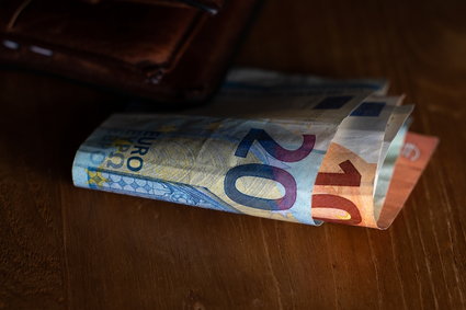 Kurs euro 30 marca poniżej 4,7 zł