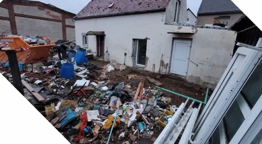 Djubre u dvorišu kuće