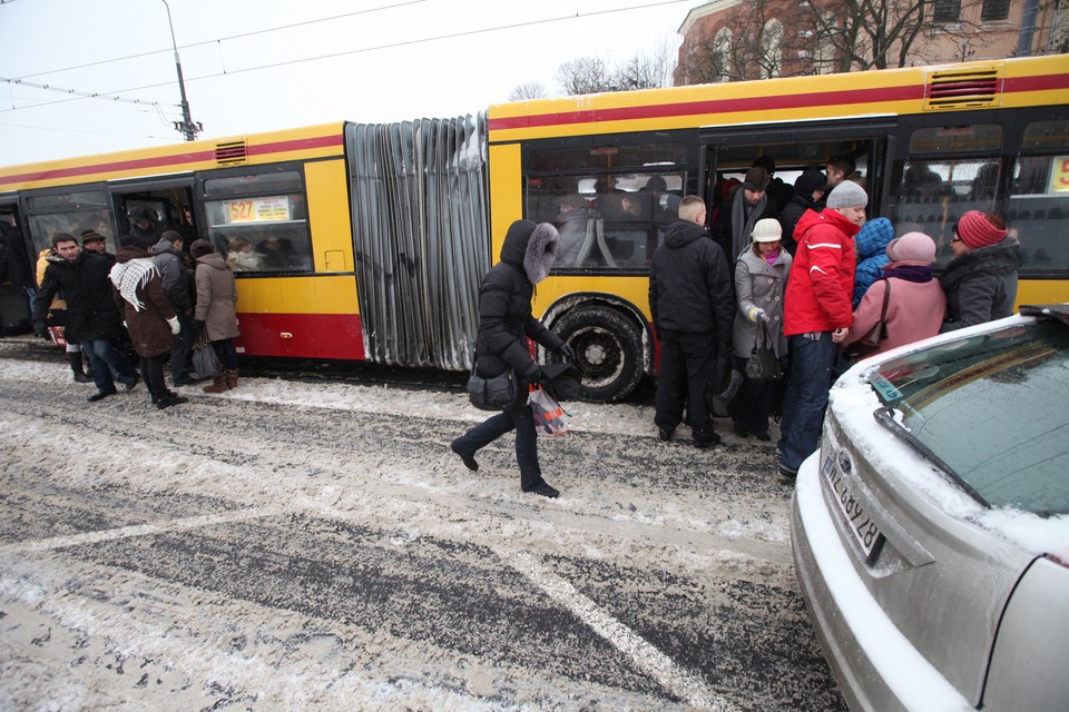 a WARSZAWA ZIMA UTRUDNIENIA W RUCHU