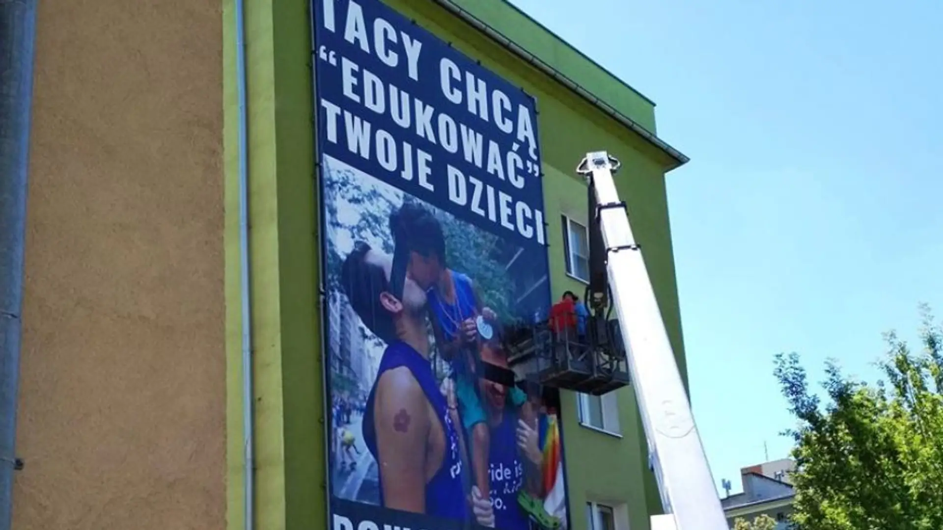 Homoseksualni rodzice są odpowiedzialni za pedofilię? W Opolu zawisł oburzający plakat