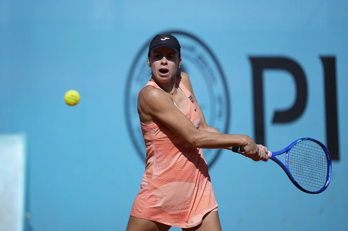 Magda Linette postawiła się trzeciej rakiecie świata. Z wściekłości uderzyła rakieta o kort