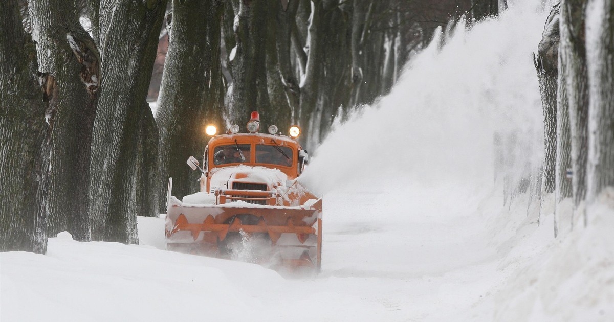 Zima odcięła wsie na Warmii i Mazurach. Nawet legendarny pług śnieżny poległ