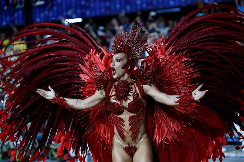 Piękna dziewczyna słynnego piłkarza gwiazdą karnawału w Rio de Janeiro [FOTO]