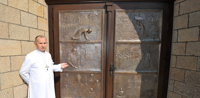 Te drzwi upamiętniają naszego papieża