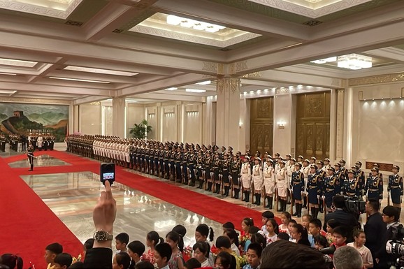 (FOTO, VIDEO) SI ĐINPING DOČEKAO VUČIĆA UZ NAJVIŠE POČASTI Ceremonija uz crveni tepih, počasnu gardu i intoniranje himni Srbije i Kine
