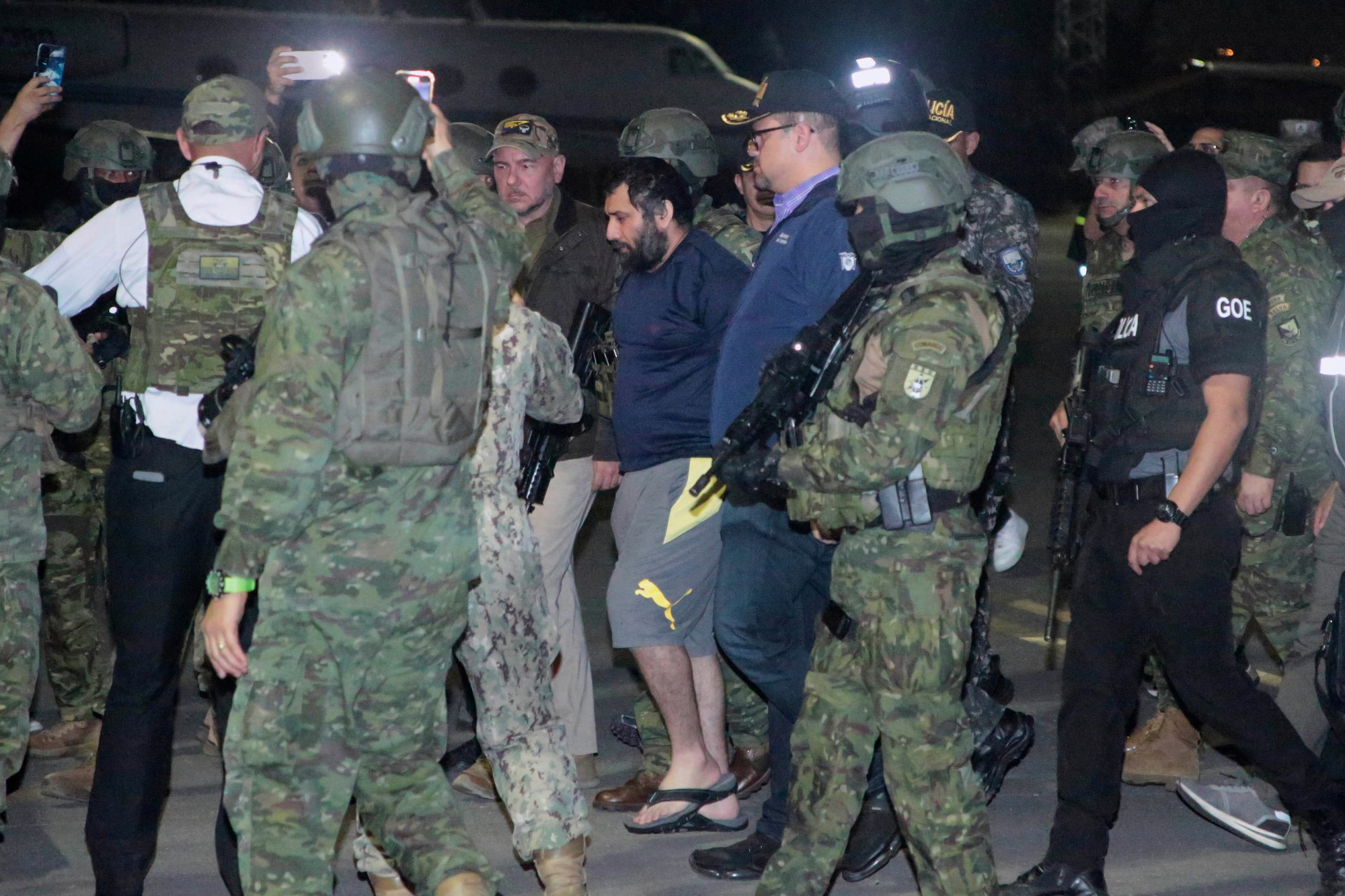 Vodca gangu Choneros Adolfo „Fito“ Macias prichádza v sprievode vojakov a policajtov do Guayaquilu v Ekvádore.
