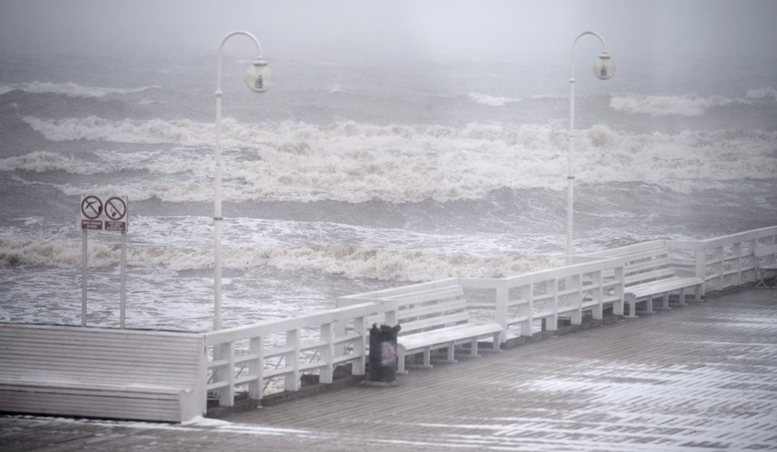 Fale na Zatoce Gdańskiej przy molo w Sopocie