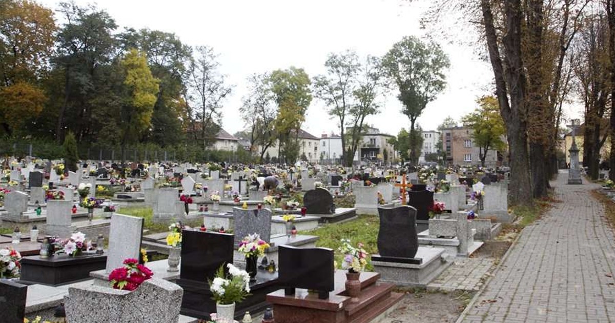 Polacy sprzedają rodzinne groby. W internecie coraz więcej ofert