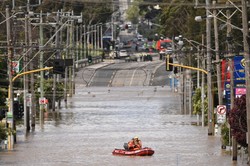 Gwałtowne powodzie w Australi. Tysiące ewakuowanych, dwie osoby zginęły