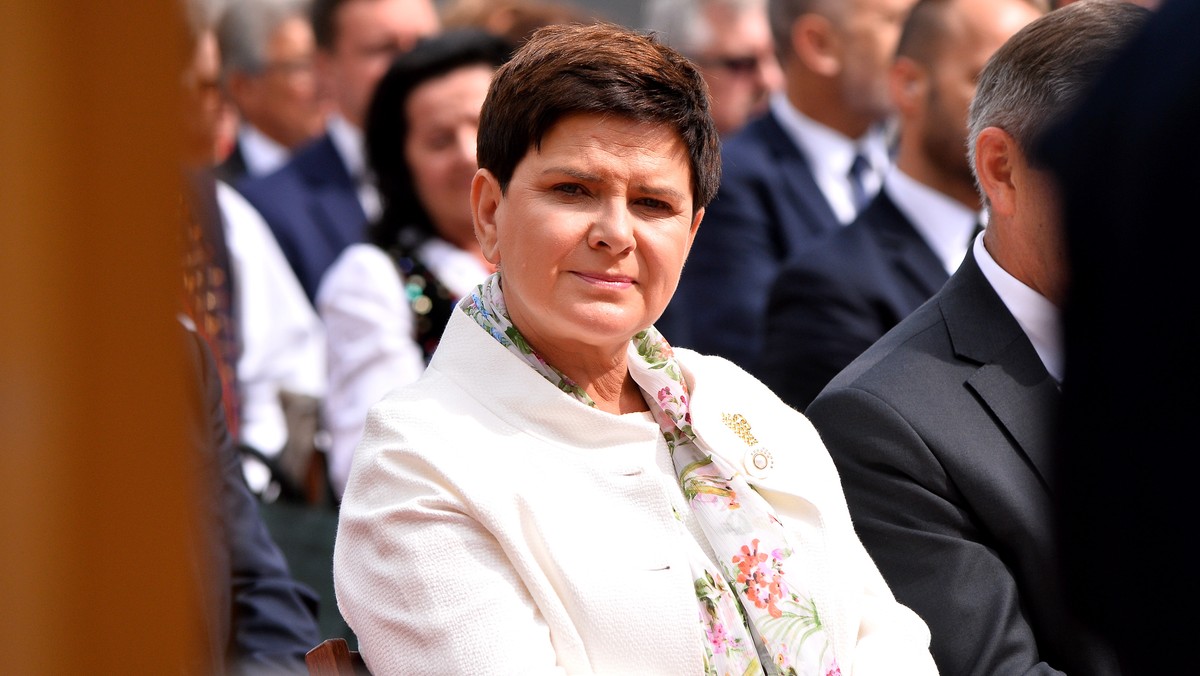 Premier Beata Szydło rozmawiała dziś telefonicznie ws. pracowników delegowanych z premierami: Słowacji Robertem Fico i Hiszpanii Mariano Rajoyem - poinformował rzecznik rządu Rafał Bochenek. W trakcie rozmowy z Fico podkreślono aktualność wspólnego stanowiska V4.